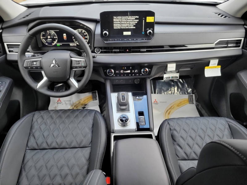 Mitsubishi Outlander Plug-In Hybrid Vehicle Full-screen Gallery Image 10