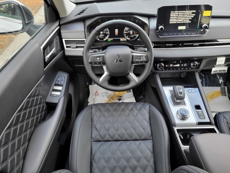 Mitsubishi Outlander Plug-In Hybrid Vehicle Full-screen Gallery Image 11