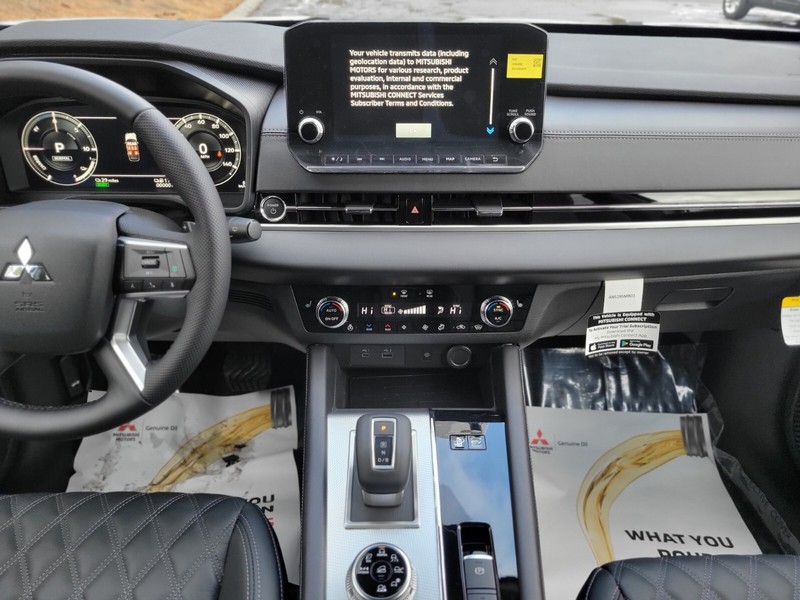 Mitsubishi Outlander Plug-In Hybrid Vehicle Full-screen Gallery Image 12