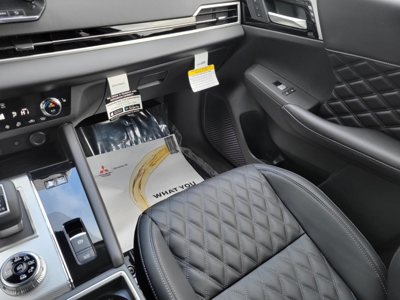 Mitsubishi Outlander Plug-In Hybrid Vehicle Full-screen Gallery Image 13