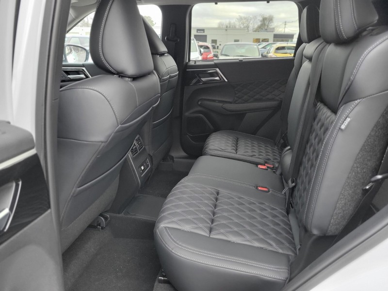 Mitsubishi Outlander Plug-In Hybrid Vehicle Full-screen Gallery Image 14