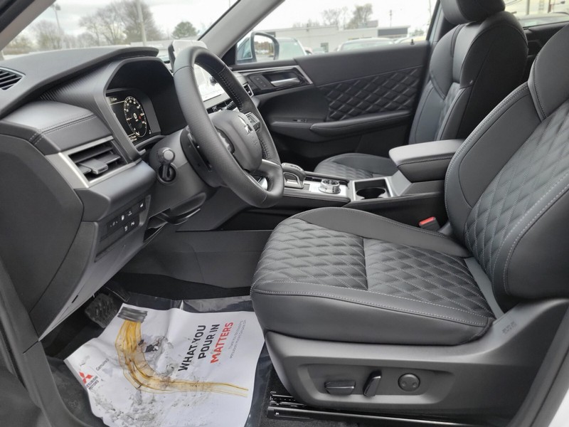 Mitsubishi Outlander Plug-In Hybrid Vehicle Full-screen Gallery Image 15