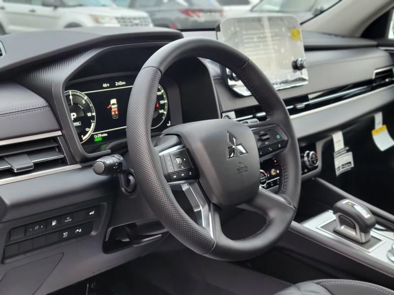Mitsubishi Outlander Plug-In Hybrid Vehicle Full-screen Gallery Image 16
