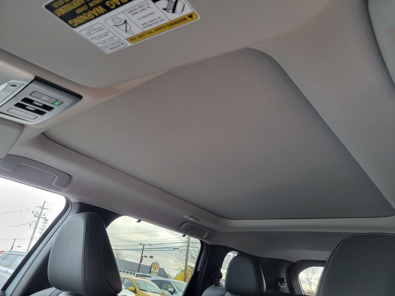 Mitsubishi Outlander Plug-In Hybrid Vehicle Full-screen Gallery Image 17