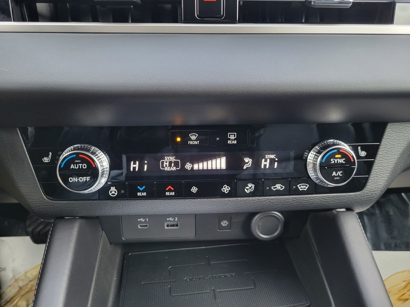 Mitsubishi Outlander Plug-In Hybrid Vehicle Full-screen Gallery Image 20