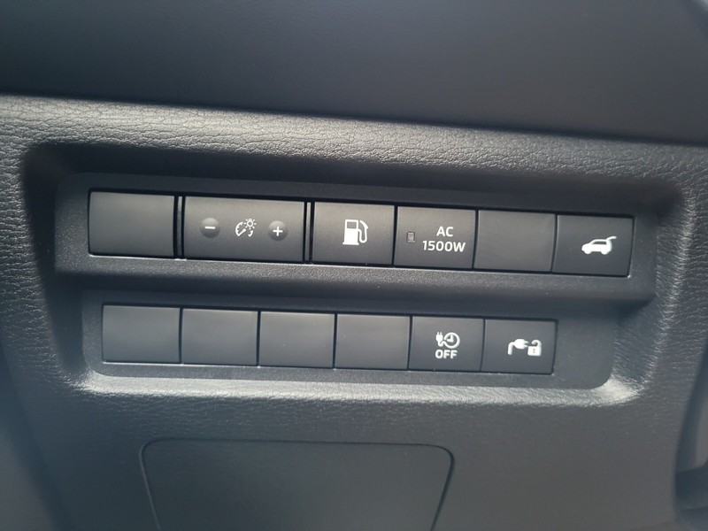 Mitsubishi Outlander Plug-In Hybrid Vehicle Full-screen Gallery Image 21