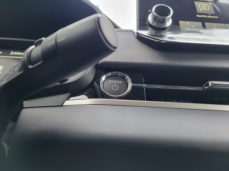 Mitsubishi Outlander Plug-In Hybrid Vehicle Full-screen Gallery Image 22