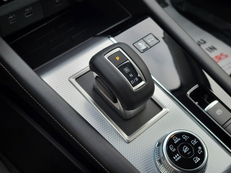 Mitsubishi Outlander Plug-In Hybrid Vehicle Full-screen Gallery Image 23