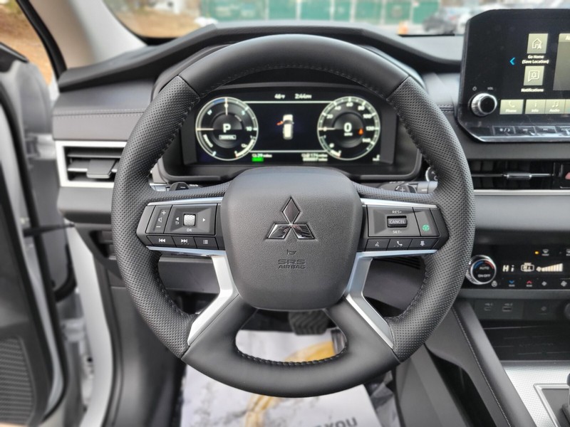 Mitsubishi Outlander Plug-In Hybrid Vehicle Full-screen Gallery Image 24