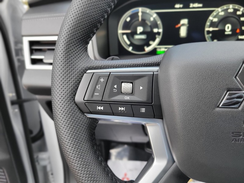 Mitsubishi Outlander Plug-In Hybrid Vehicle Full-screen Gallery Image 25