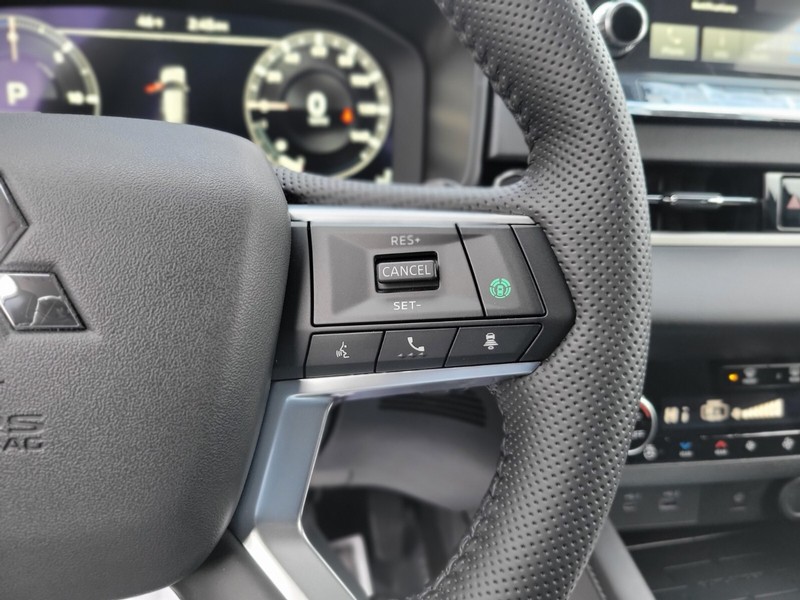 Mitsubishi Outlander Plug-In Hybrid Vehicle Full-screen Gallery Image 26