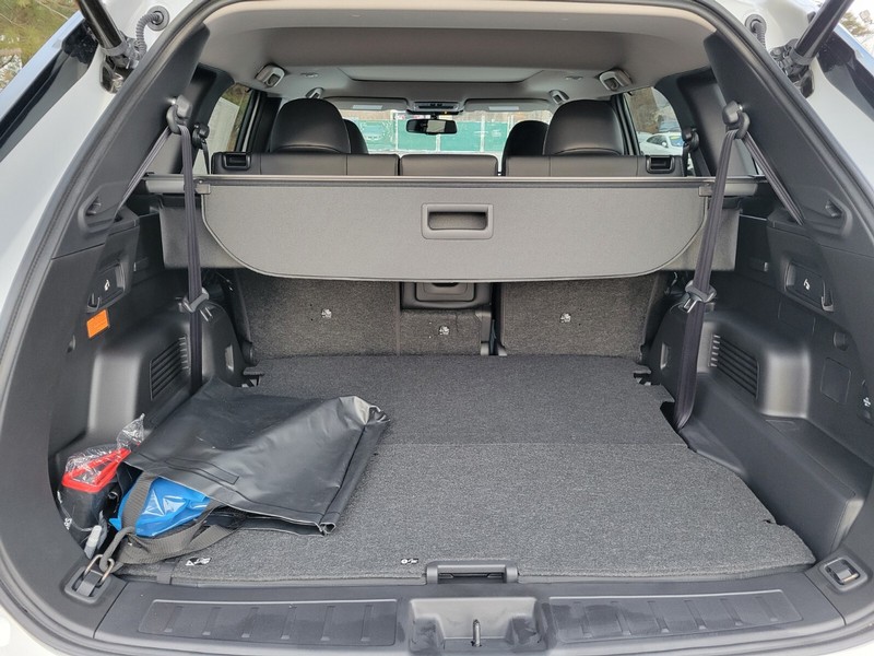 Mitsubishi Outlander Plug-In Hybrid Vehicle Full-screen Gallery Image 27