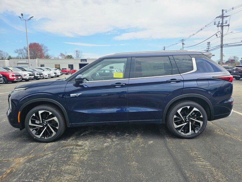 Mitsubishi Outlander Plug-In Hybrid Vehicle Full-screen Gallery Image 02
