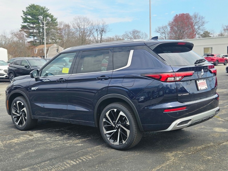 Mitsubishi Outlander Plug-In Hybrid Vehicle Full-screen Gallery Image 03