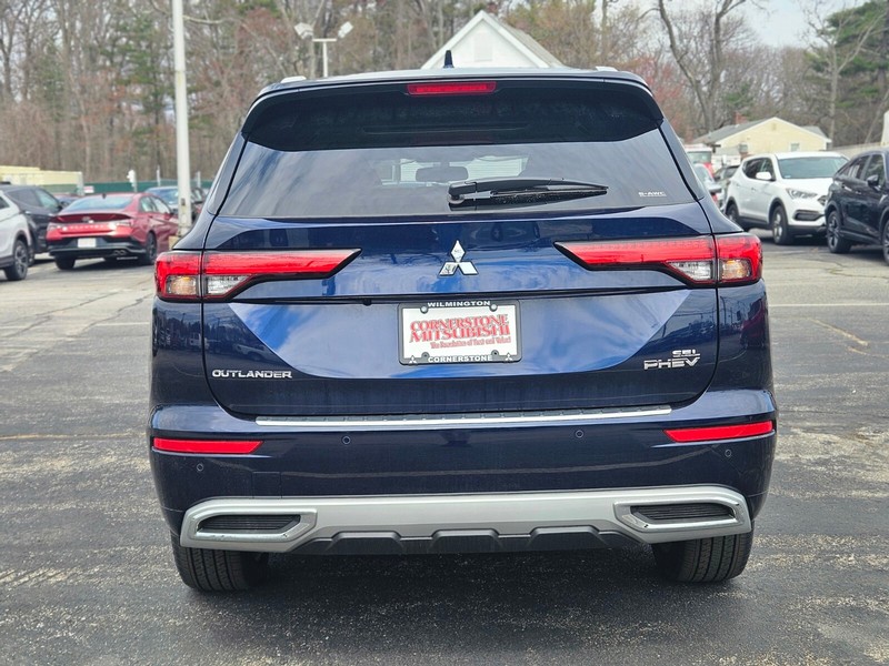 Mitsubishi Outlander Plug-In Hybrid Vehicle Full-screen Gallery Image 04