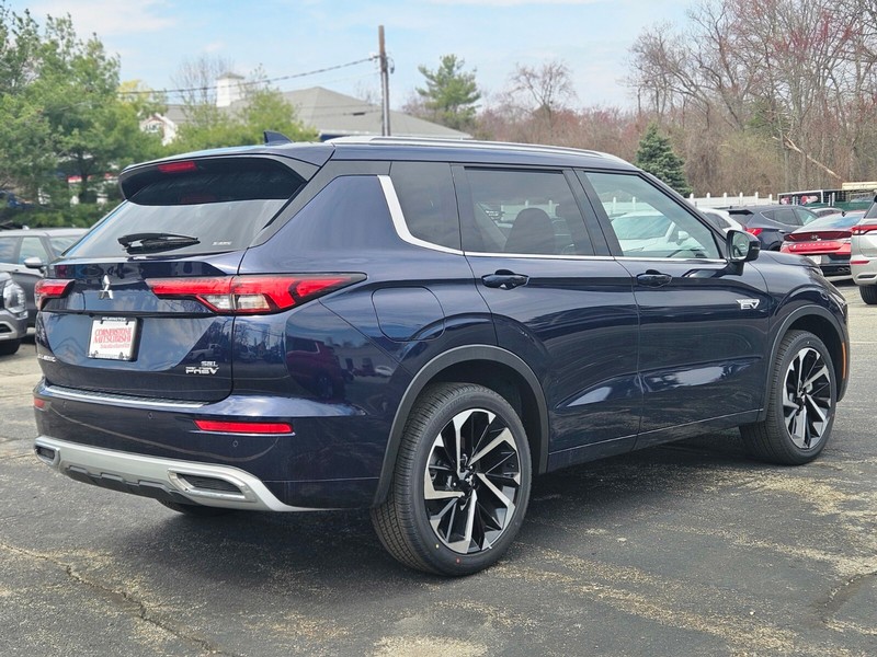 Mitsubishi Outlander Plug-In Hybrid Vehicle Full-screen Gallery Image 05