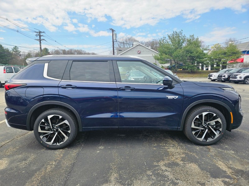Mitsubishi Outlander Plug-In Hybrid Vehicle Full-screen Gallery Image 06