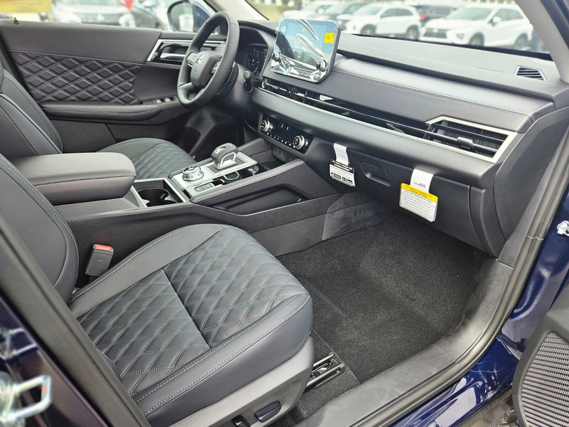 Mitsubishi Outlander Plug-In Hybrid Vehicle Full-screen Gallery Image 09