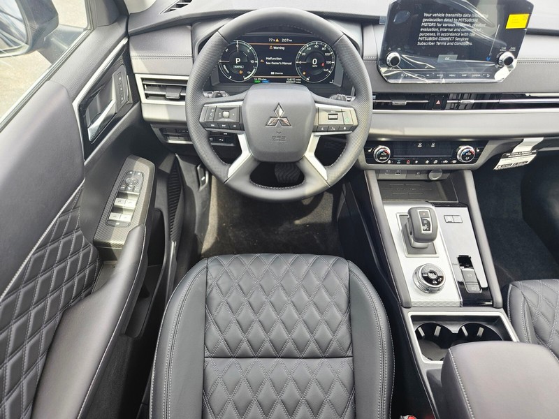 Mitsubishi Outlander Plug-In Hybrid Vehicle Full-screen Gallery Image 11