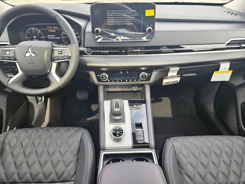 Mitsubishi Outlander Plug-In Hybrid Vehicle Full-screen Gallery Image 12