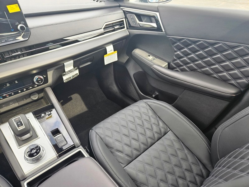 Mitsubishi Outlander Plug-In Hybrid Vehicle Full-screen Gallery Image 13