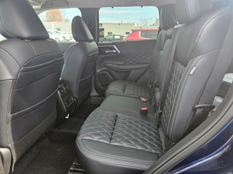 Mitsubishi Outlander Plug-In Hybrid Vehicle Full-screen Gallery Image 14