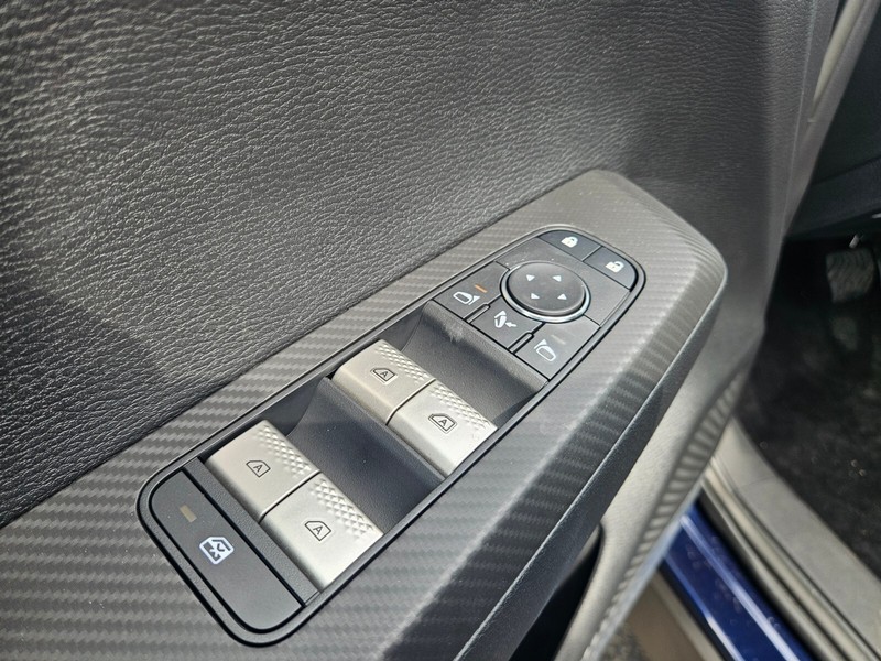 Mitsubishi Outlander Plug-In Hybrid Vehicle Full-screen Gallery Image 15