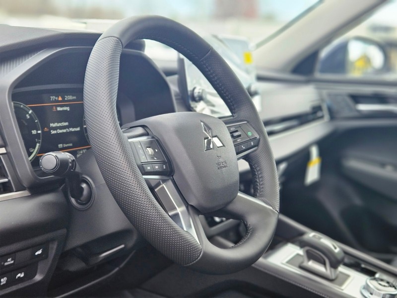Mitsubishi Outlander Plug-In Hybrid Vehicle Full-screen Gallery Image 16