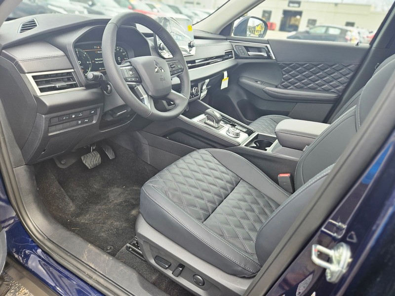 Mitsubishi Outlander Plug-In Hybrid Vehicle Full-screen Gallery Image 17