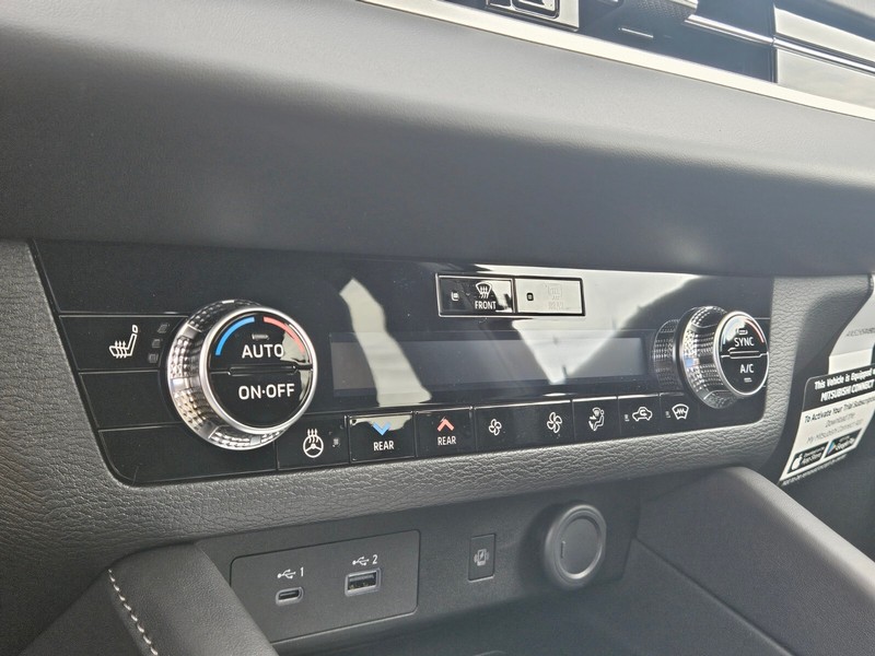 Mitsubishi Outlander Plug-In Hybrid Vehicle Full-screen Gallery Image 21