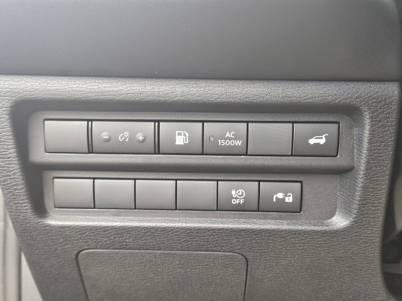 Mitsubishi Outlander Plug-In Hybrid Vehicle Full-screen Gallery Image 22