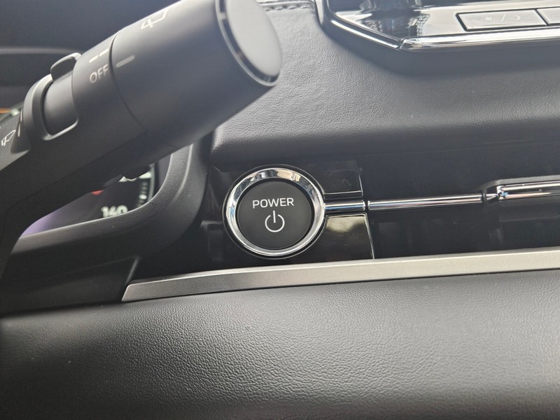 Mitsubishi Outlander Plug-In Hybrid Vehicle Full-screen Gallery Image 23