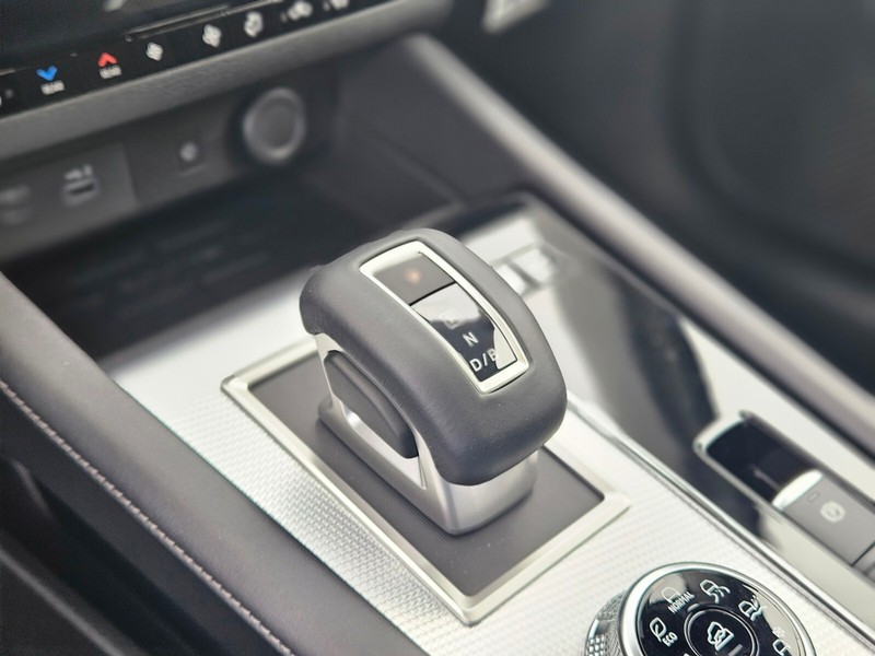 Mitsubishi Outlander Plug-In Hybrid Vehicle Full-screen Gallery Image 24