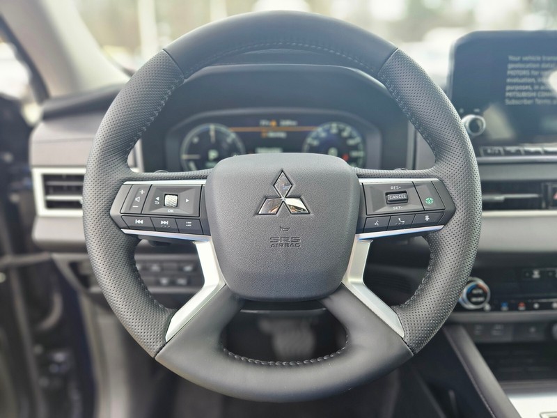 Mitsubishi Outlander Plug-In Hybrid Vehicle Full-screen Gallery Image 25