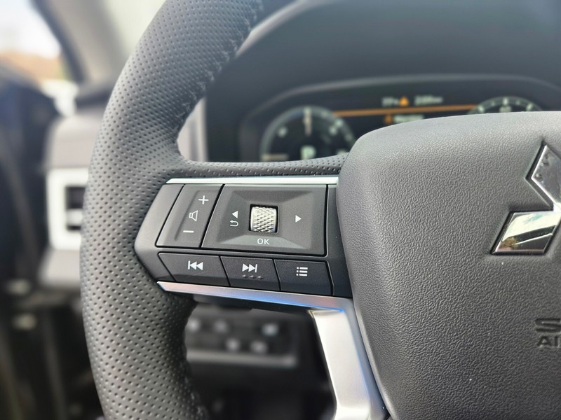Mitsubishi Outlander Plug-In Hybrid Vehicle Full-screen Gallery Image 26