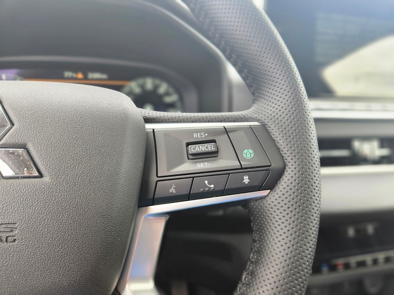 Mitsubishi Outlander Plug-In Hybrid Vehicle Full-screen Gallery Image 27