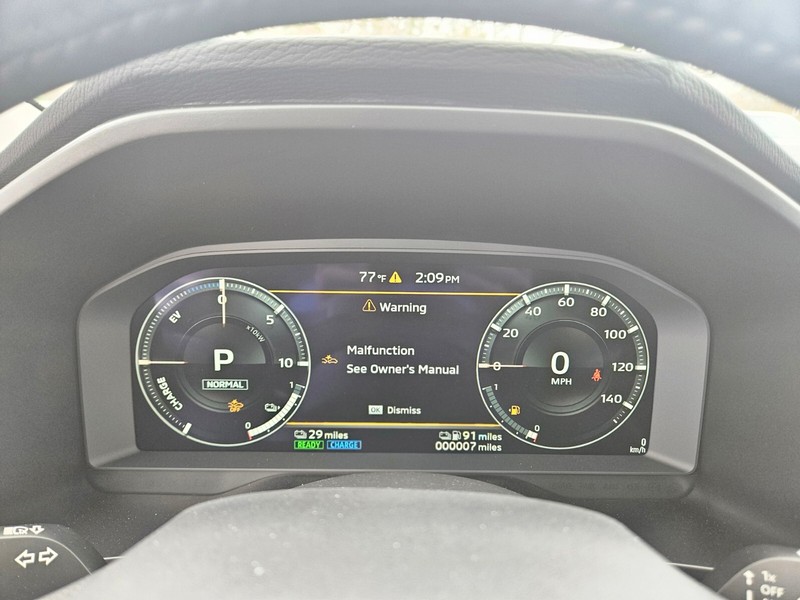 Mitsubishi Outlander Plug-In Hybrid Vehicle Full-screen Gallery Image 28
