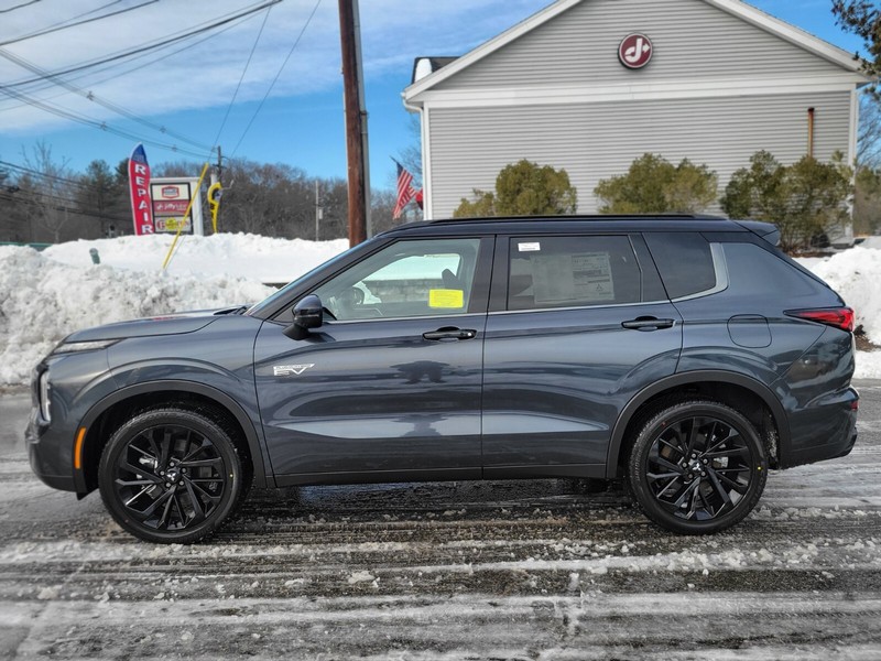 Mitsubishi Outlander Plug-In Hybrid Vehicle Full-screen Gallery Image 02