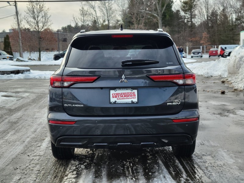 Mitsubishi Outlander Plug-In Hybrid Vehicle Full-screen Gallery Image 04