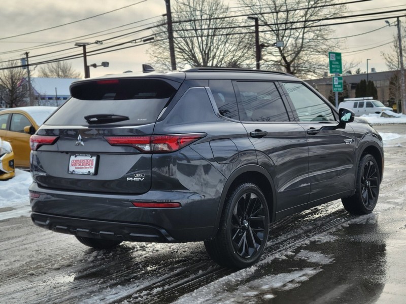 Mitsubishi Outlander Plug-In Hybrid Vehicle Full-screen Gallery Image 05