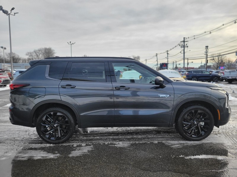 Mitsubishi Outlander Plug-In Hybrid Vehicle Full-screen Gallery Image 06