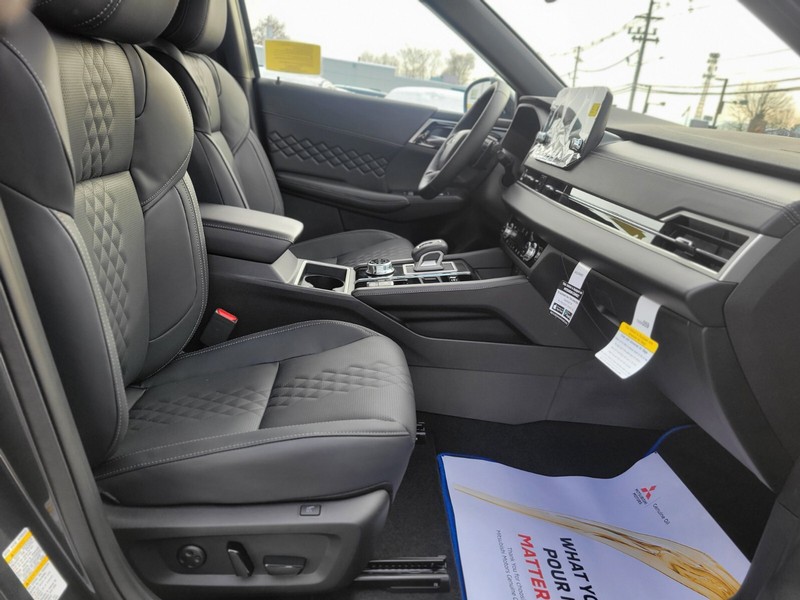 Mitsubishi Outlander Plug-In Hybrid Vehicle Full-screen Gallery Image 09