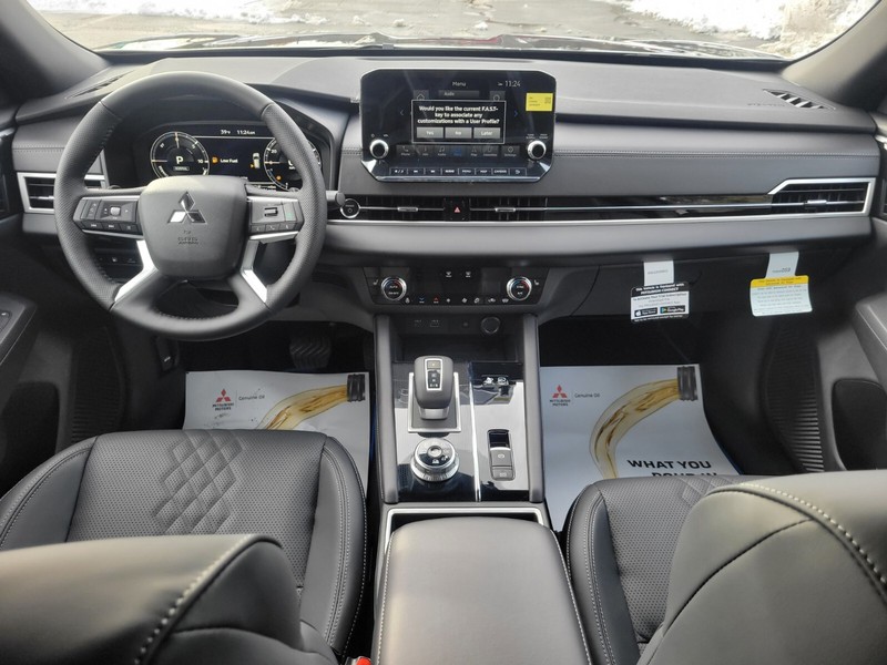 Mitsubishi Outlander Plug-In Hybrid Vehicle Full-screen Gallery Image 10