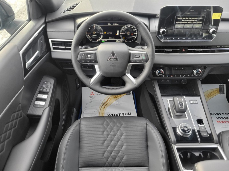 Mitsubishi Outlander Plug-In Hybrid Vehicle Full-screen Gallery Image 11