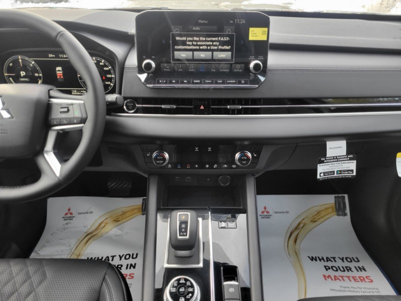 Mitsubishi Outlander Plug-In Hybrid Vehicle Full-screen Gallery Image 12