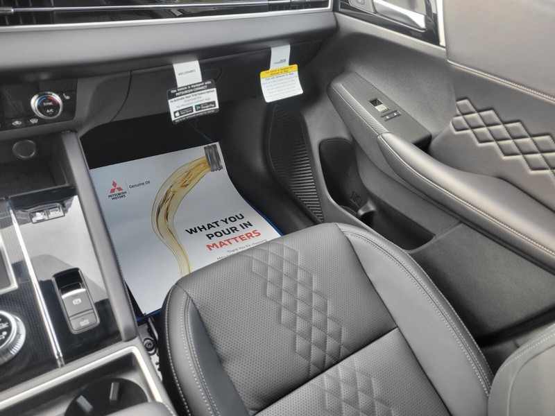 Mitsubishi Outlander Plug-In Hybrid Vehicle Full-screen Gallery Image 13