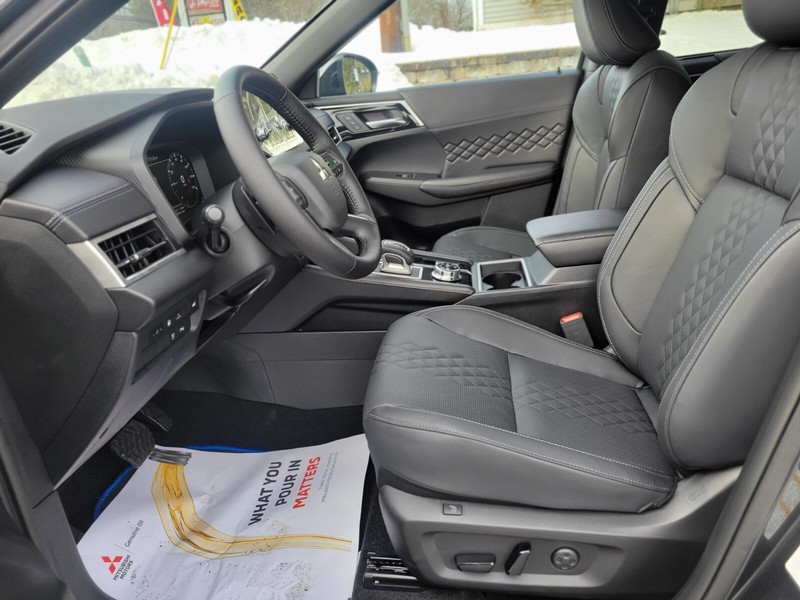 Mitsubishi Outlander Plug-In Hybrid Vehicle Full-screen Gallery Image 15