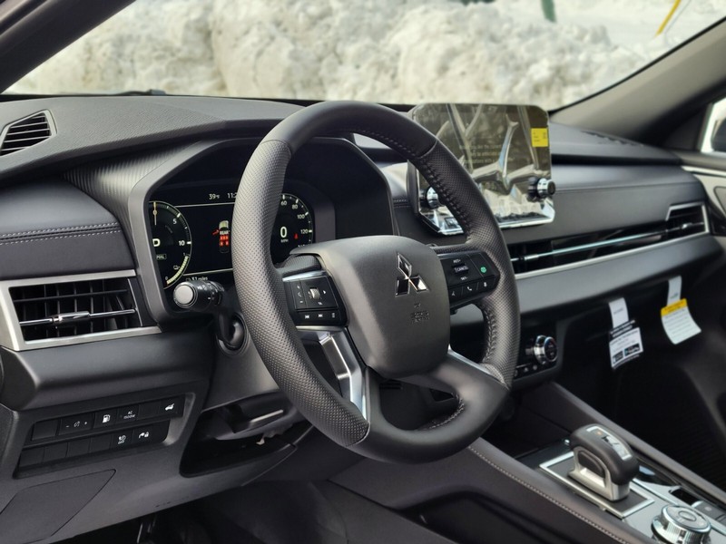 Mitsubishi Outlander Plug-In Hybrid Vehicle Full-screen Gallery Image 16