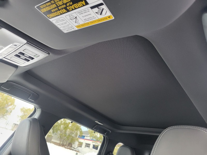 Mitsubishi Outlander Plug-In Hybrid Vehicle Full-screen Gallery Image 17