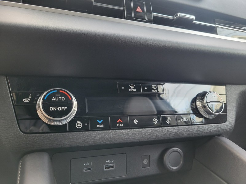 Mitsubishi Outlander Plug-In Hybrid Vehicle Full-screen Gallery Image 20